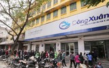 Người dân Hà Nội xếp hàng mua khẩu trang kháng khuẩn